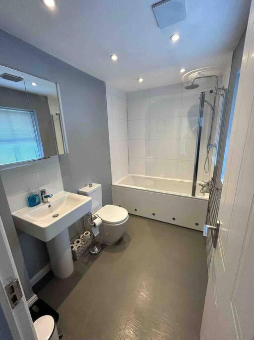 Home In Southsea With Hot Tub, Close To The Sea 포츠머스 외부 사진