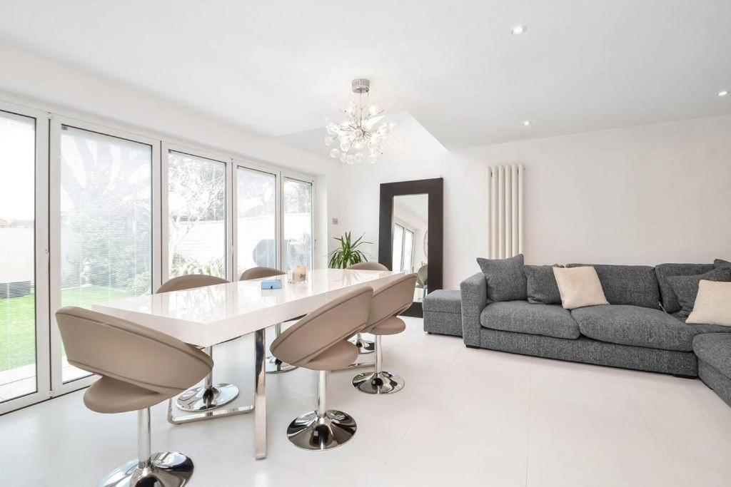 Home In Southsea With Hot Tub, Close To The Sea 포츠머스 외부 사진