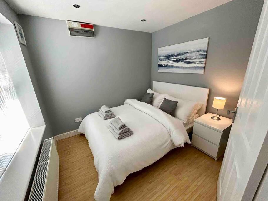 Home In Southsea With Hot Tub, Close To The Sea 포츠머스 외부 사진