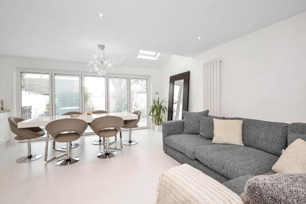 Home In Southsea With Hot Tub, Close To The Sea 포츠머스 외부 사진