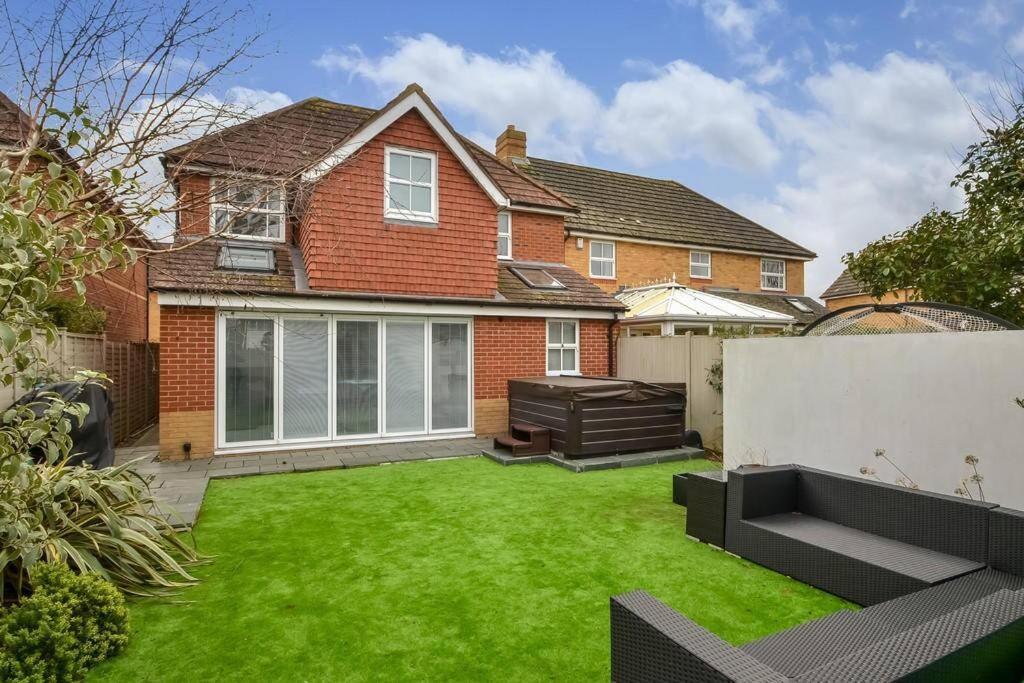 Home In Southsea With Hot Tub, Close To The Sea 포츠머스 외부 사진